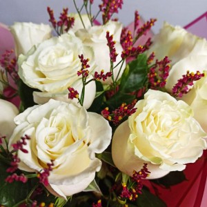 Превью Букет из 11 белых роз и лимониума