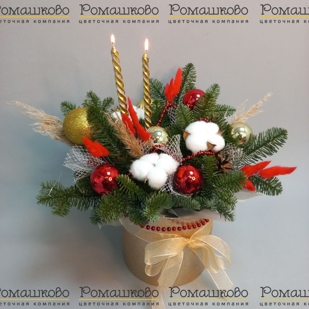 Новогодняя композиции с золотыми свечами