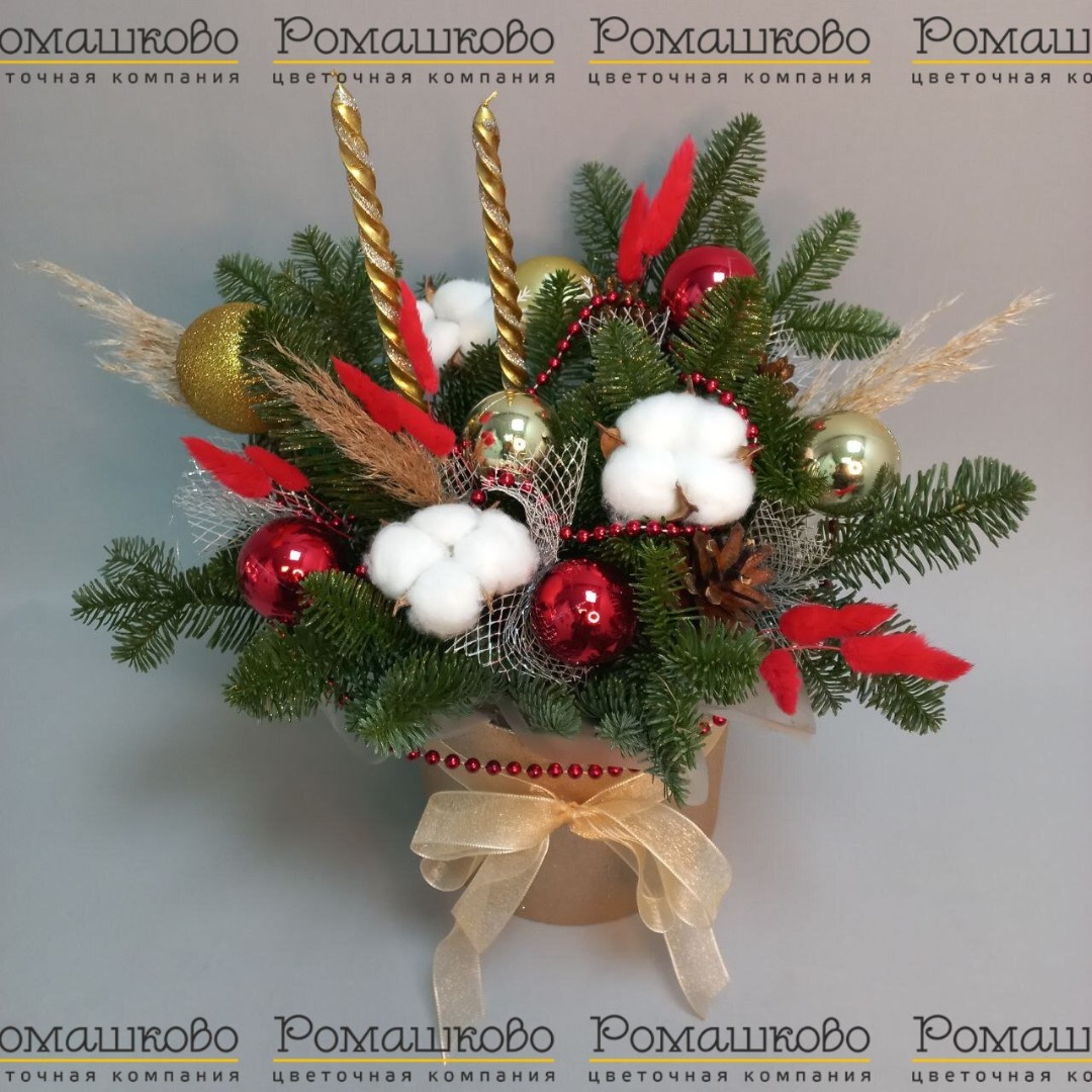 Новогодняя композиции с золотыми свечами