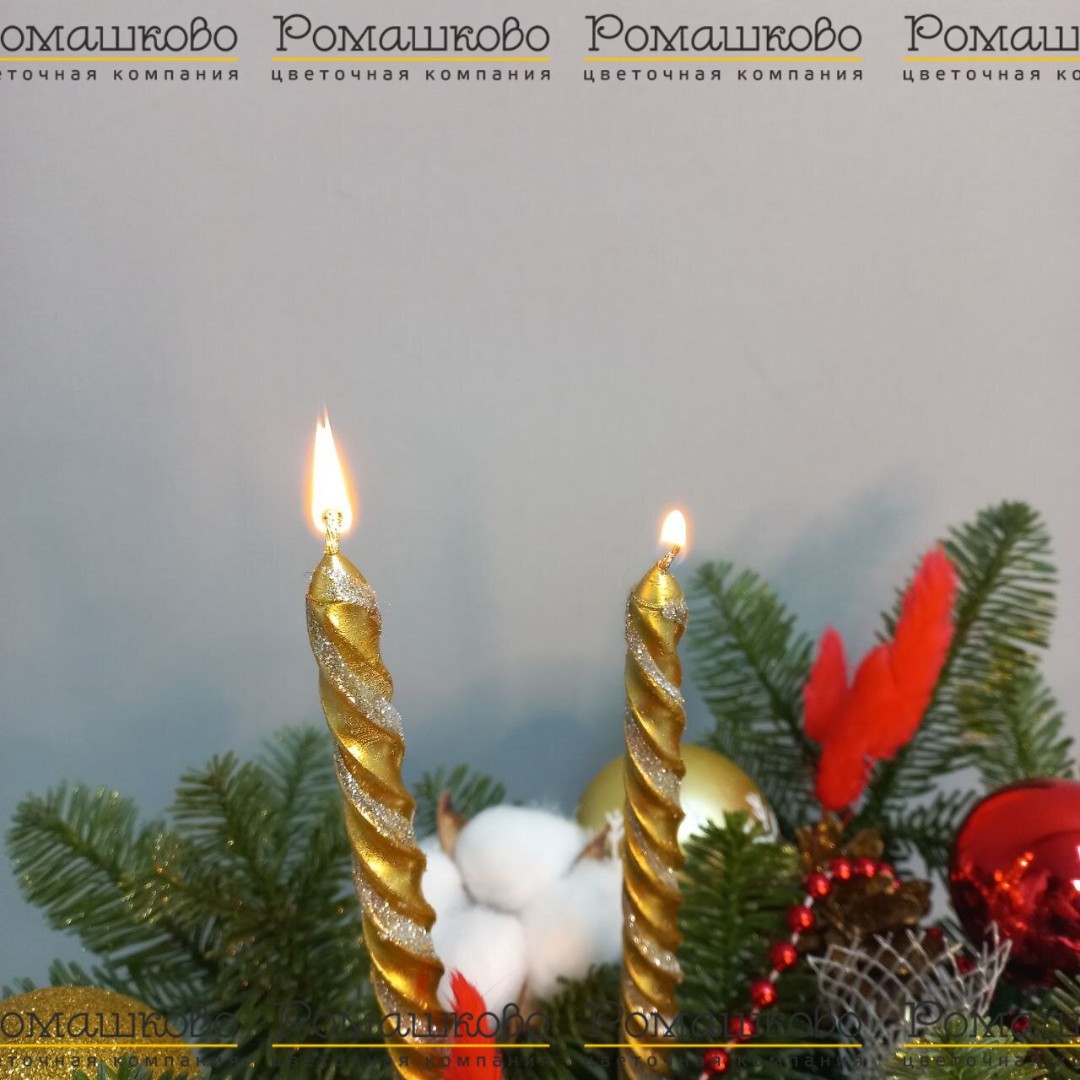 Новогодняя композиции с золотыми свечами