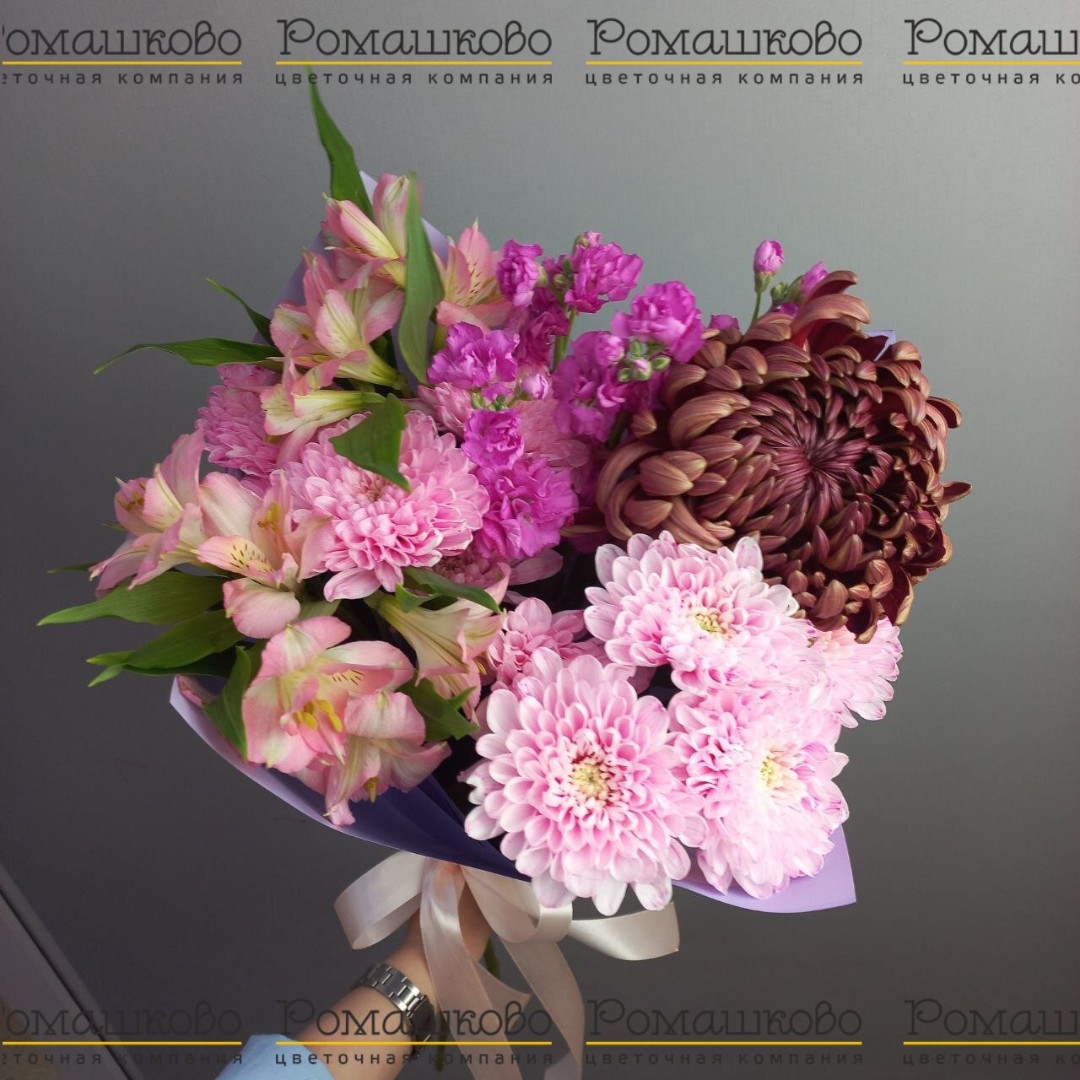 Букет из хризантем «Черничное настроение»