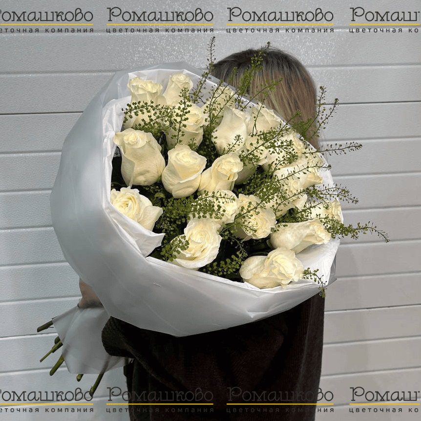 Букет из 25 белых роз 50см