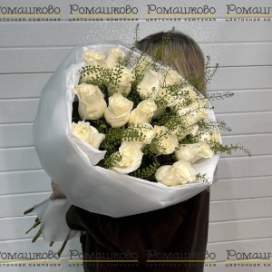 Превью Букет из 25 белых роз 50см