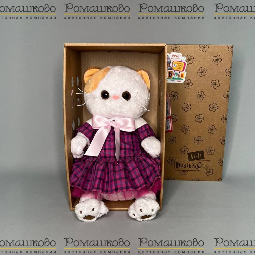 Лили  в платье в клетку