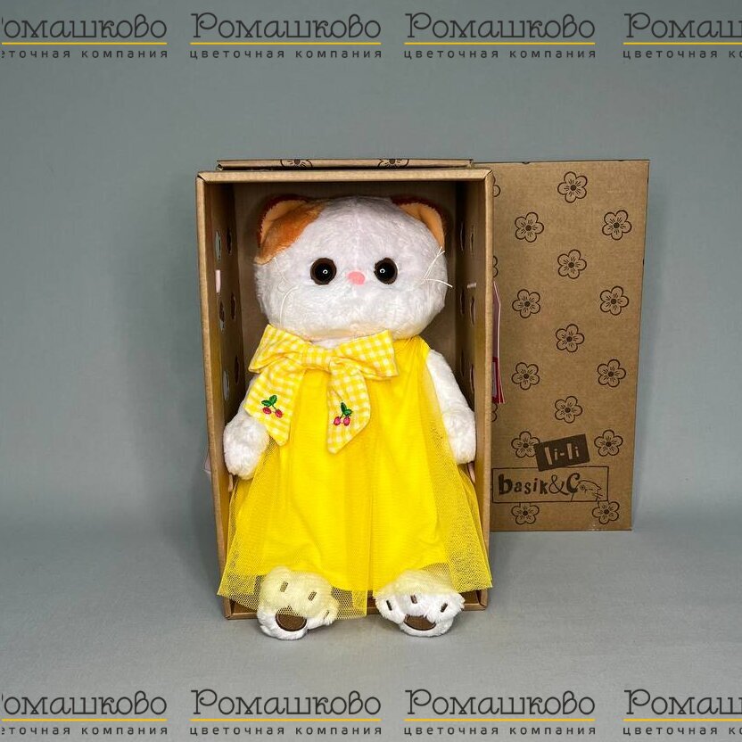 Лили  в жёлтом платье с бантом