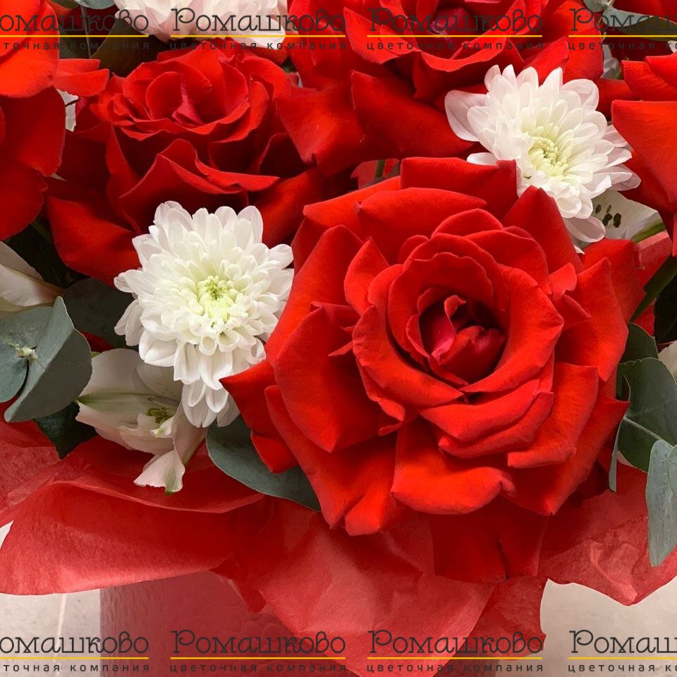 Шляпная коробка с розами «Королевский рубин»