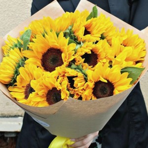 Превью Букет из 11 подсолнухов «Самой необычной»