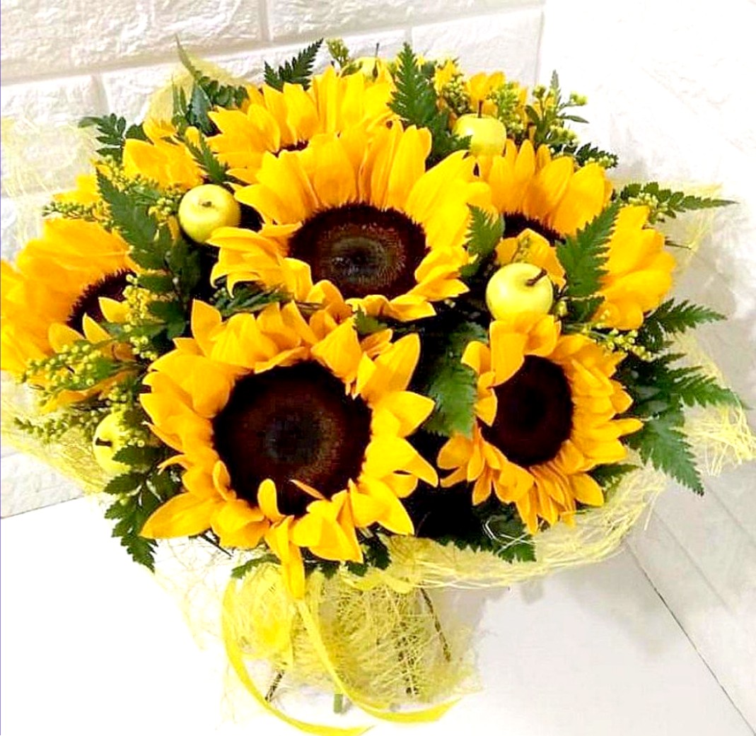 Букет из 13 подсолнухов «Мечта»