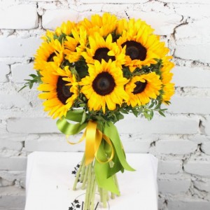 Превью Букет из 15 подсолнухов «Симфония»