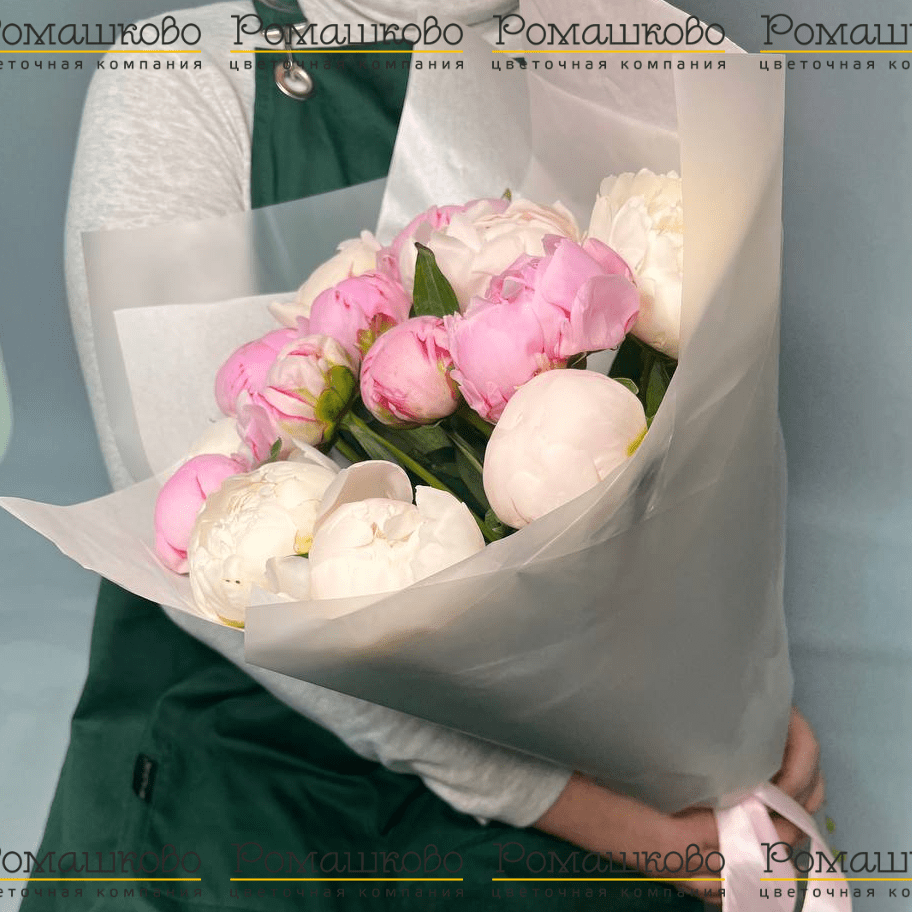 Букет из 15 Бело-Розовых Пионов «Романтическое сочетание»