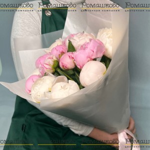 Превью Букет из 15 Бело-Розовых Пионов «Романтическое сочетание»