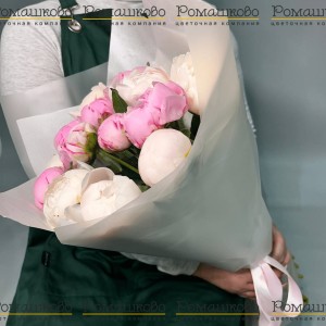 Превью Букет из 15 Бело-Розовых Пионов «Романтическое сочетание»