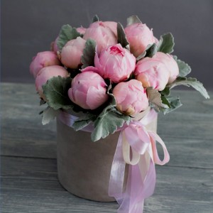 Превью Букет из пионов в коробке «Богатство цветов»