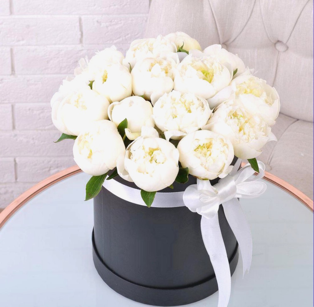 Букет из пионов в коробке «Маргарита»