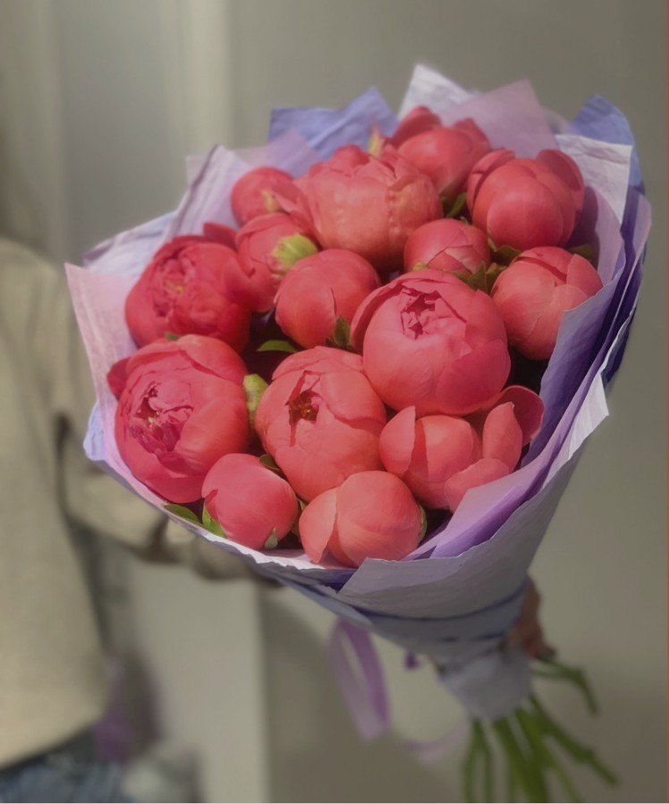 Букет из 15 Коралловых Пионов «Любовь с первого взгляда»