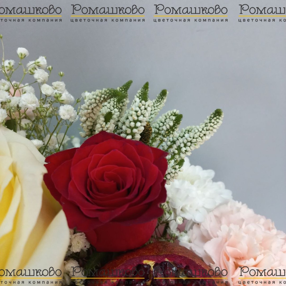 Шляпная коробка с цветами «Гранатовая феерия»