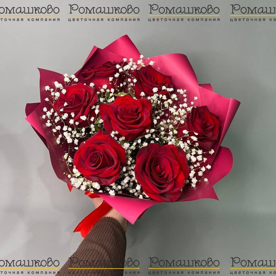 Букет из 7 красных роз с гипсофилой (50см)