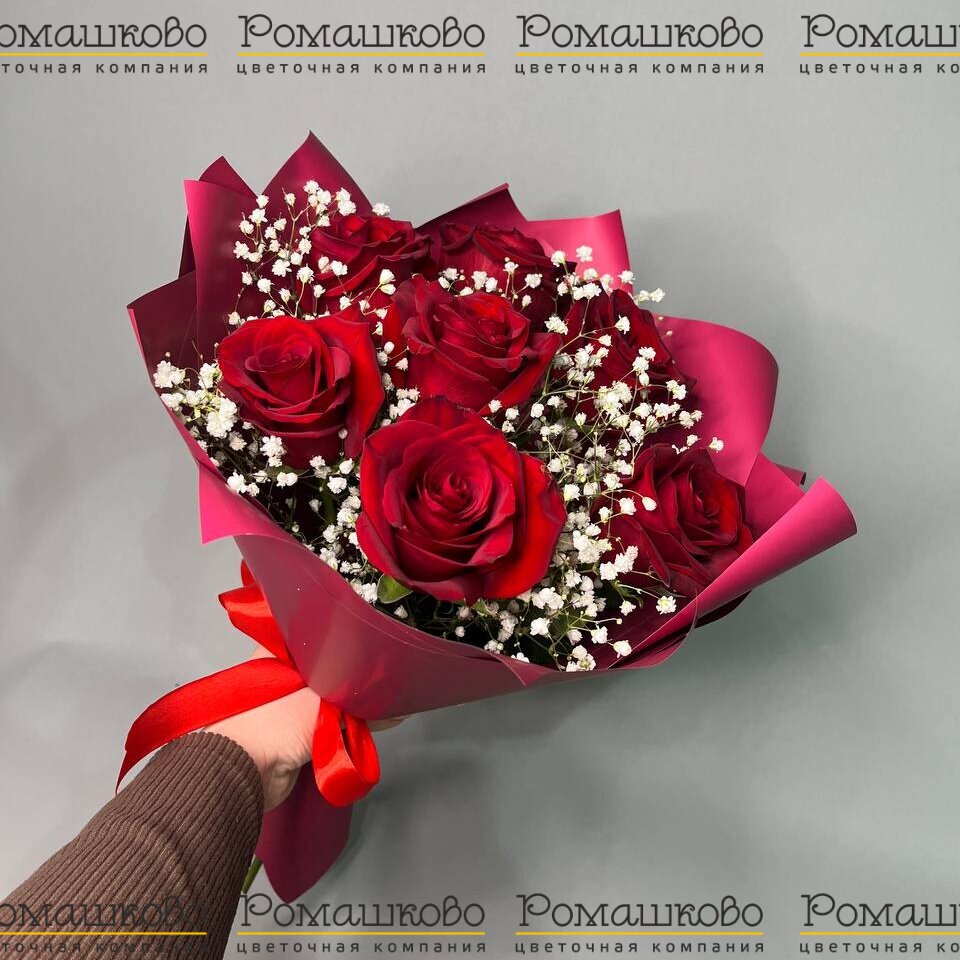 Букет из 7 красных роз с гипсофилой (50см)