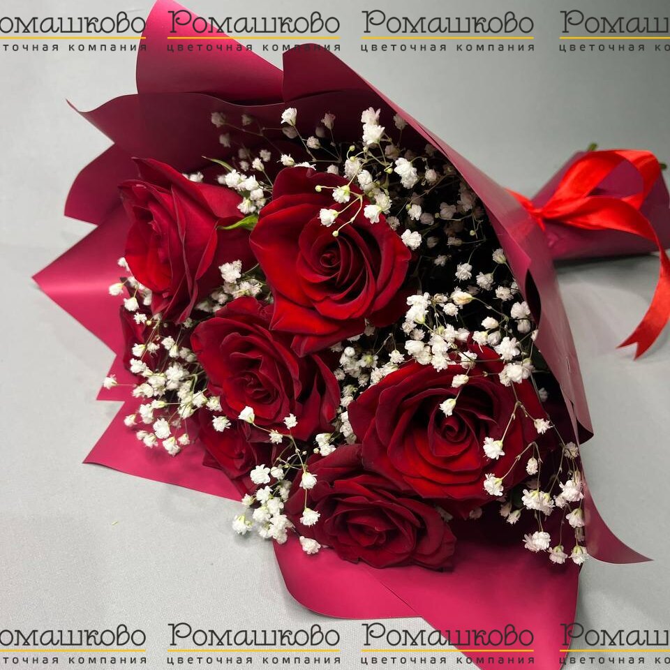 Букет из 7 красных роз с гипсофилой (50см)