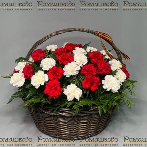 Превью Корзина с цветами «Победный букет»