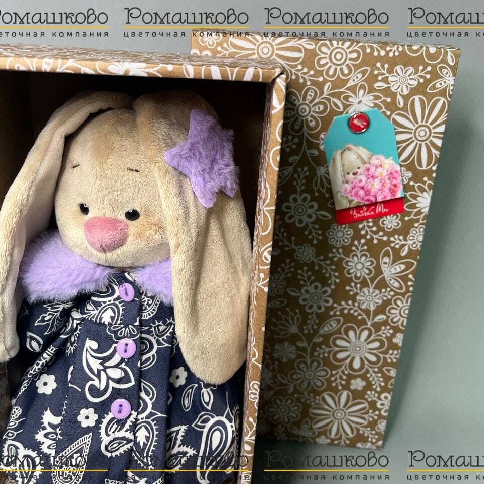 Зайка Ми в пальто с сиреневым воротником