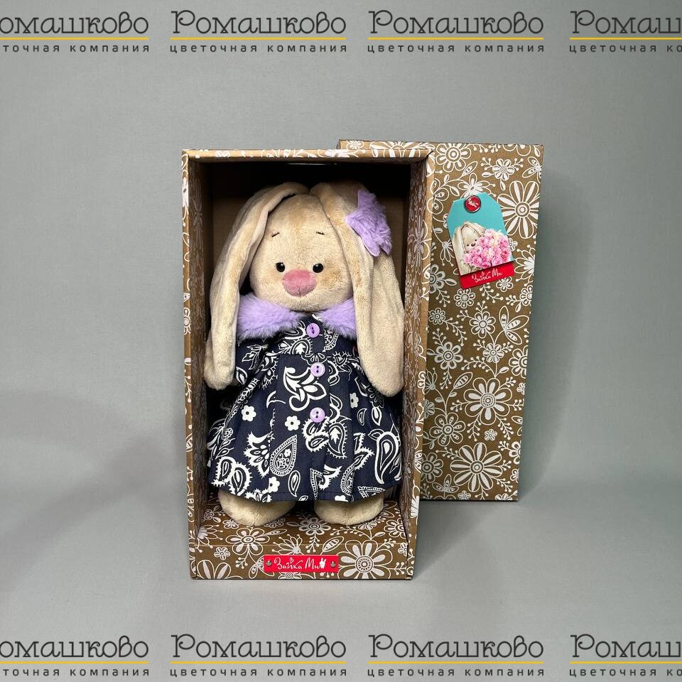 Зайка Ми в пальто с сиреневым воротником