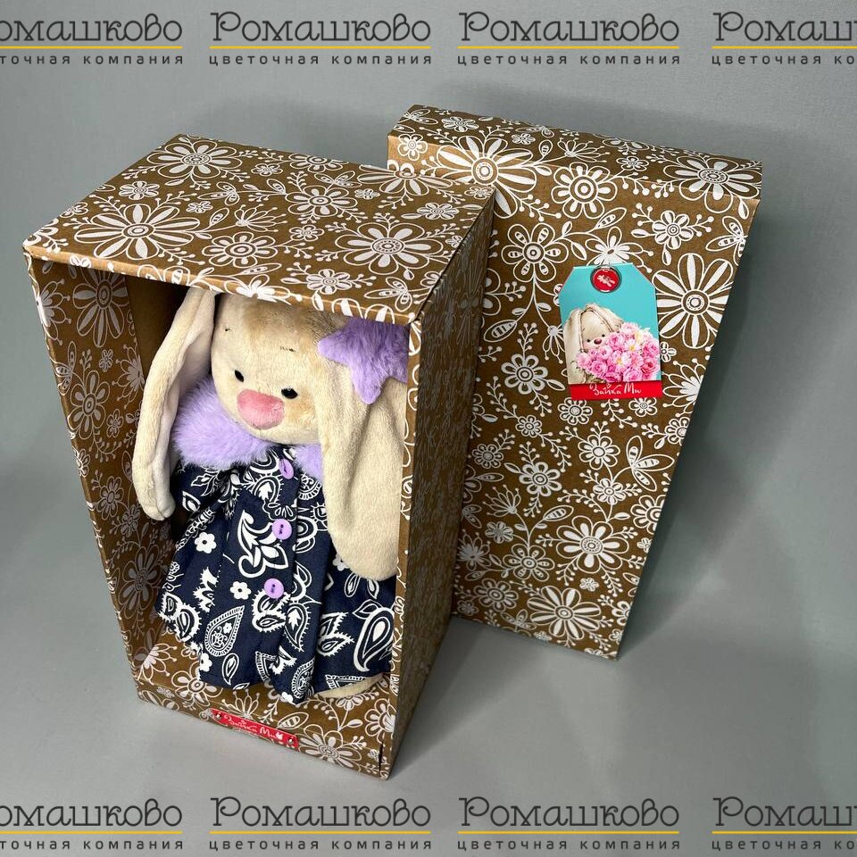 Зайка Ми в пальто с сиреневым воротником