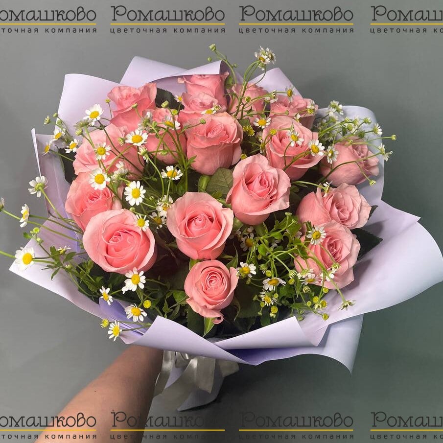 Букет из 17 розовых роз с ромашкой