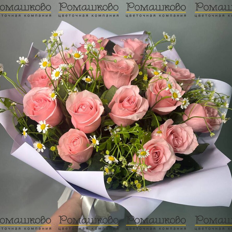 Букет из 17 розовых роз с ромашкой
