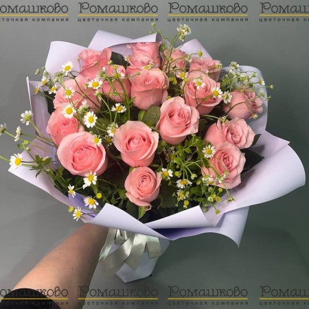 Букет из 17 розовых роз с ромашкой за 5 770 - «Ромашково» в Красноярске