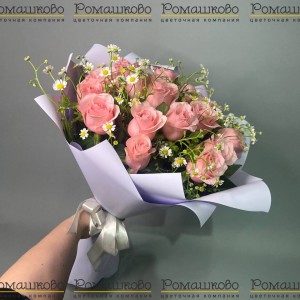 Превью Букет из 17 розовых роз с ромашкой