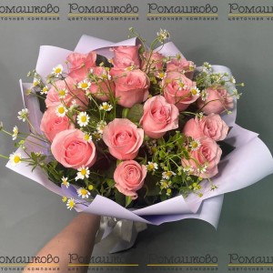 Превью Букет из 17 розовых роз с ромашкой