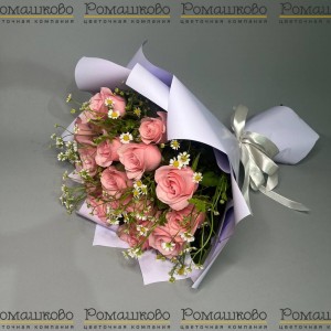 Превью Букет из 17 розовых роз с ромашкой