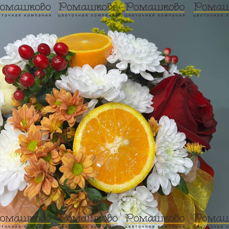 Шляпная коробка с цветами «Цветочно-фруктовый комплимент»