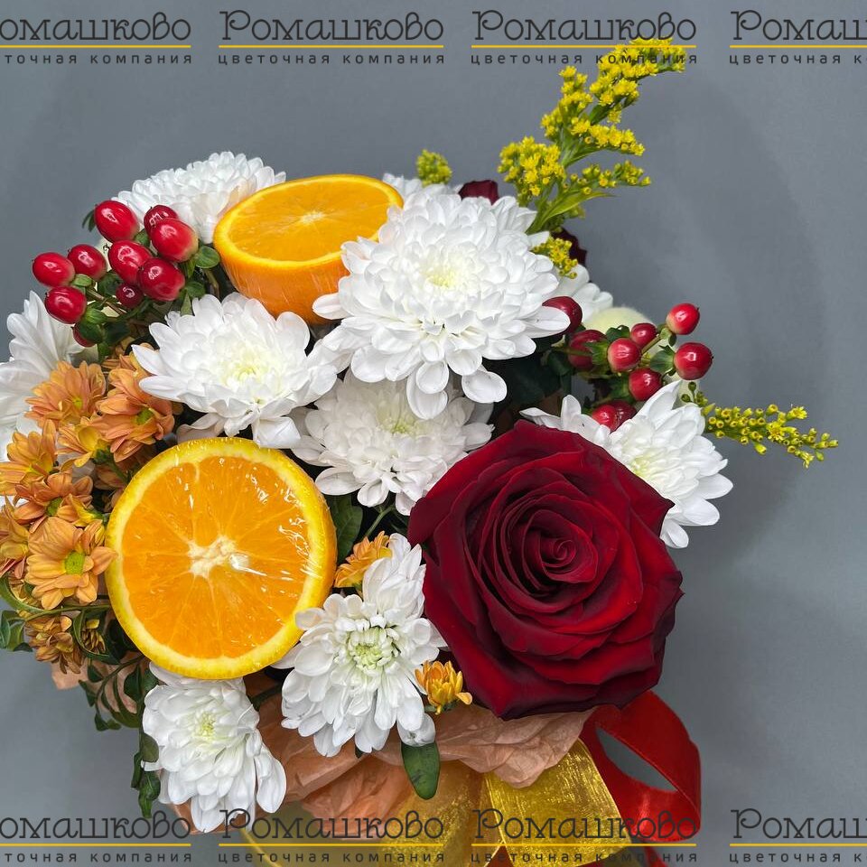 Шляпная коробка с цветами «Цветочно-фруктовый комплимент»