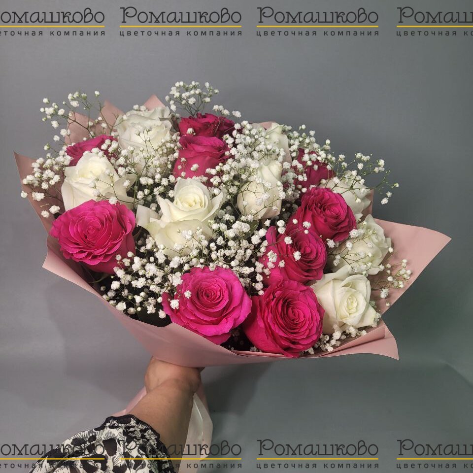 Букет из 25 розовых и белых роз 50см