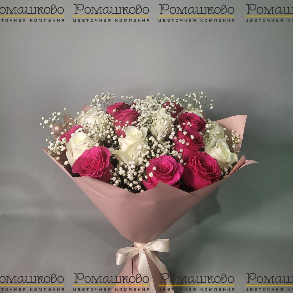 Букет из 25 розовых и белых роз 50см