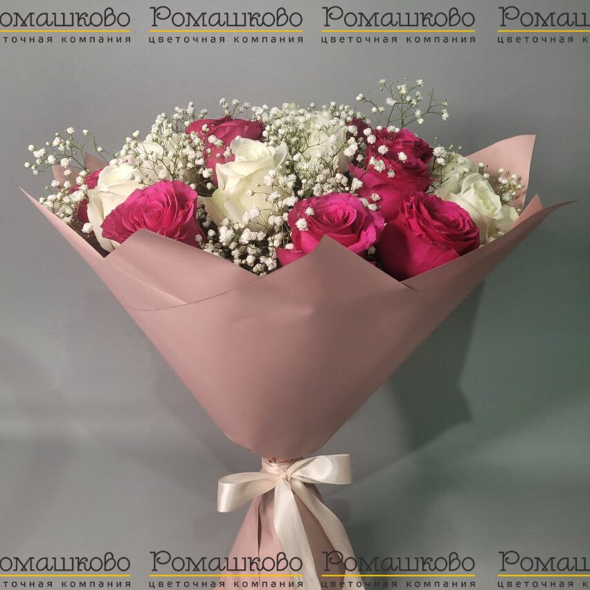 Букет из 25 розовых и белых роз 50см