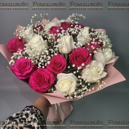 Букет из 25 розовых и белых роз 50см за 7 990 - «Ромашково» в Красноярске