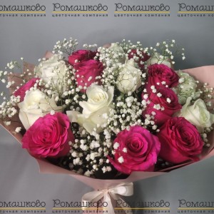 Превью Букет из 25 розовых и белых роз 50см