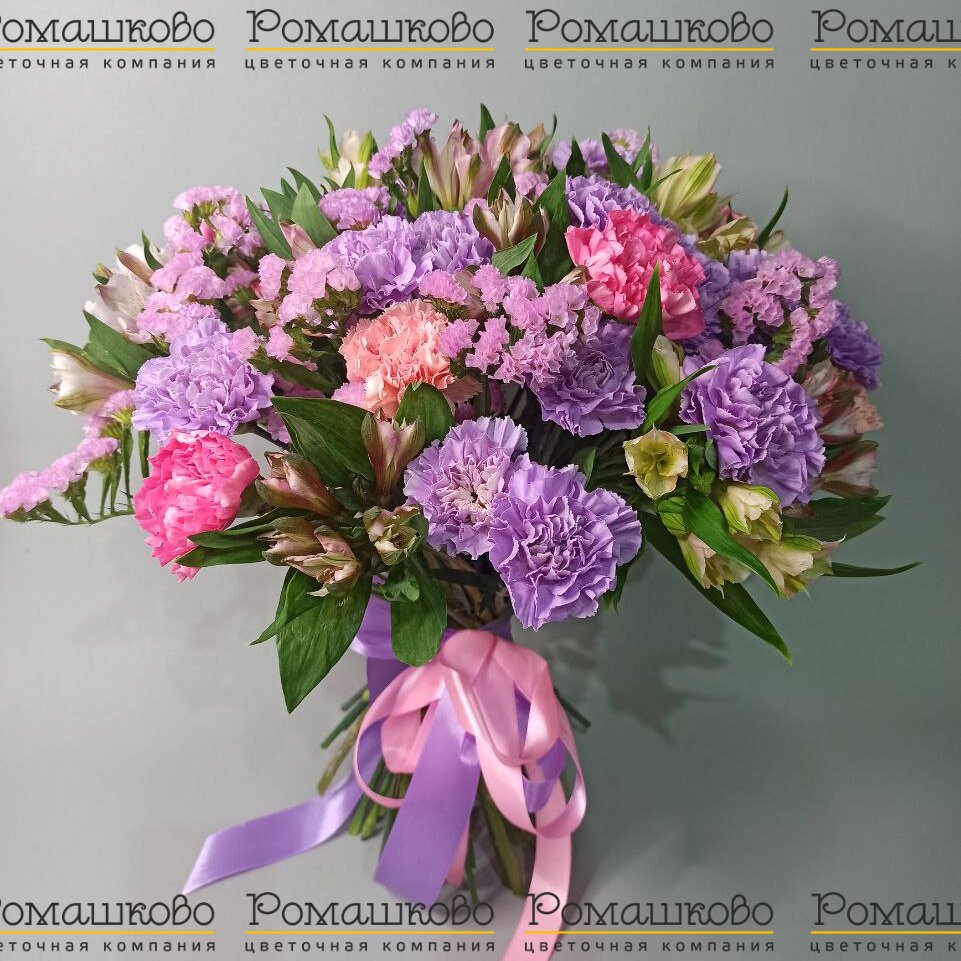 Смешанный букет с гвоздиками