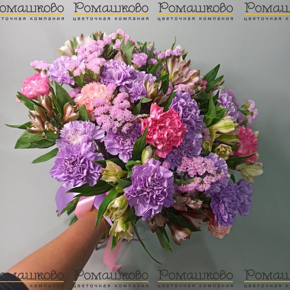 Смешанный букет с гвоздиками