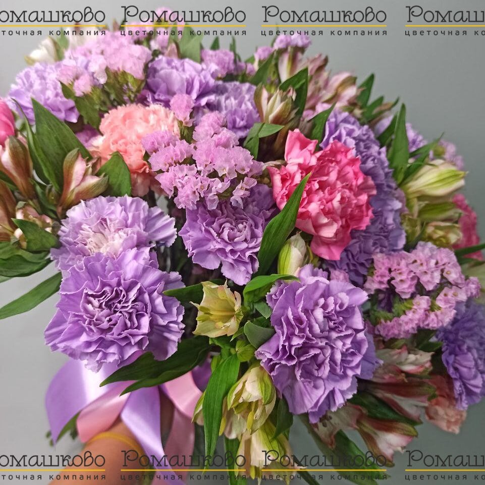 Смешанный букет с гвоздиками