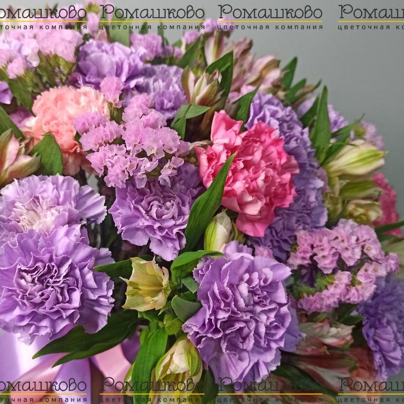 Смешанный букет с гвоздиками