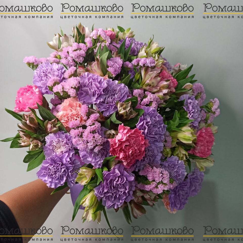 Смешанный букет с гвоздиками