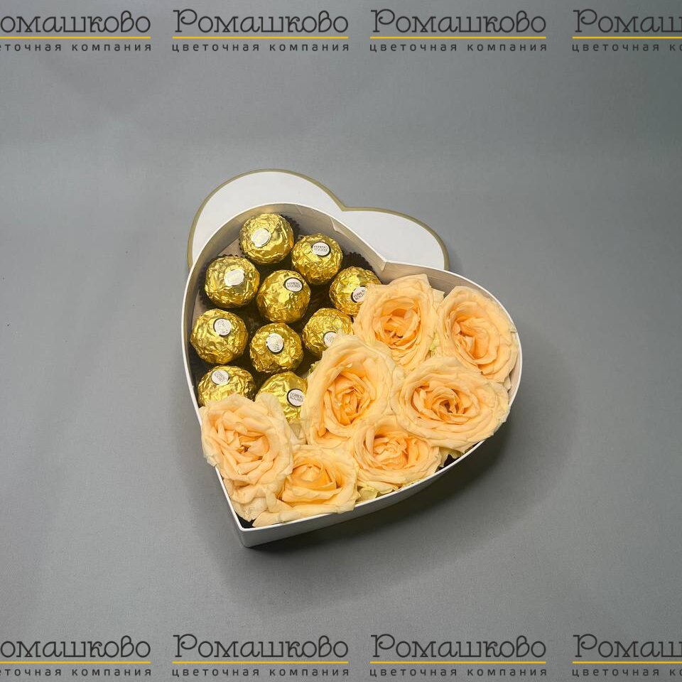 Шляпная коробка с цветами и конфетами «Сердце в цветах»