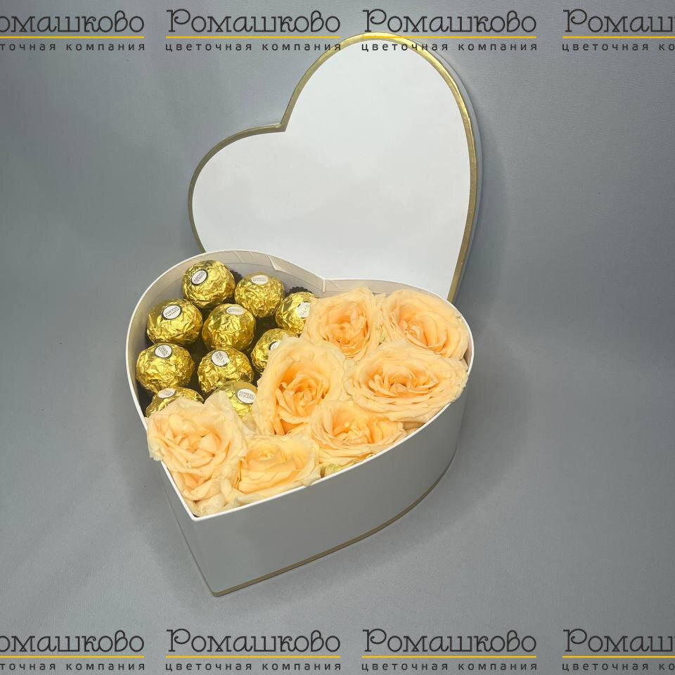 Шляпная коробка с цветами и конфетами «Сердце в цветах»