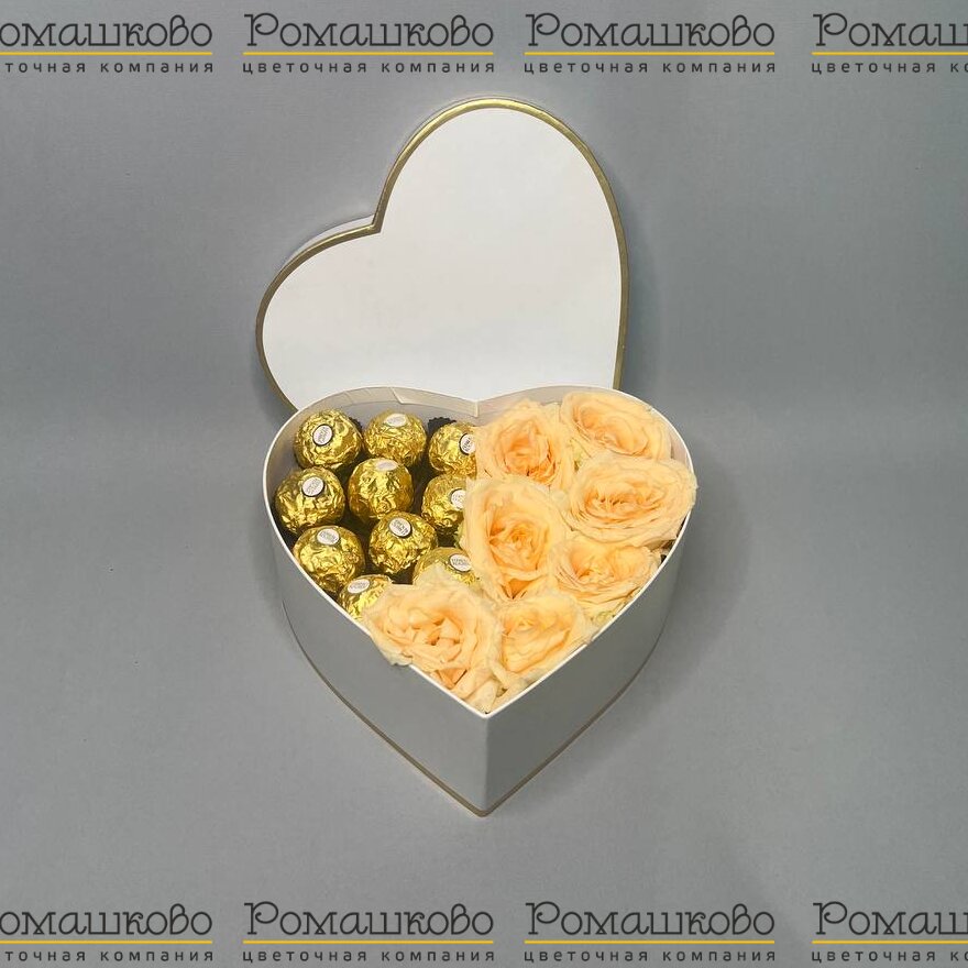 Шляпная коробка с цветами и конфетами «Сердце в цветах»