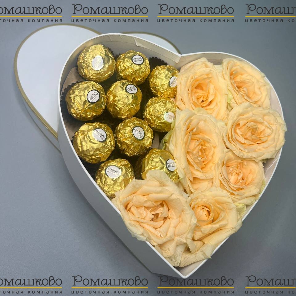 Шляпная коробка с цветами и конфетами «Сердце в цветах»