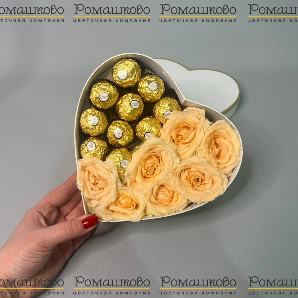 Шляпная коробка с цветами и конфетами «Сердце в цветах»
